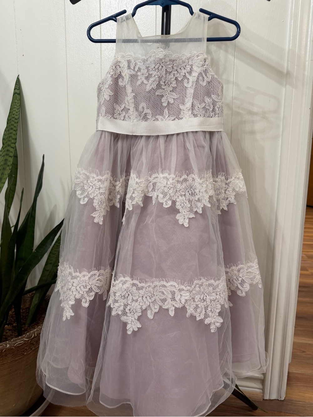 Little girls David’s Bridal Lace & Tulle Dress size 5